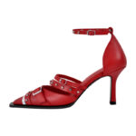 Pumps mit Nietenschnalle und Knöchelriemen