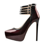 Lackpumps mit hohem Absatz und Knächelriemen und Schnalle